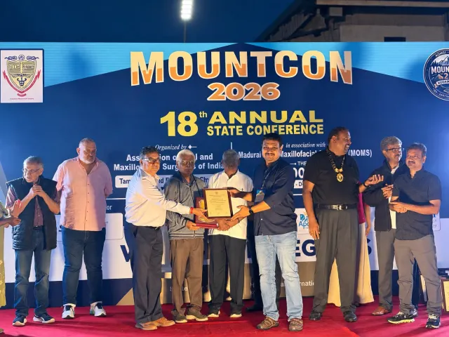Dr. Pradeep S. receiving the Best Clinical Case Award on stage at MOUNTCON 2026, the 18th Annual State Conference of AOMSI Tamil Nadu and Puducherry